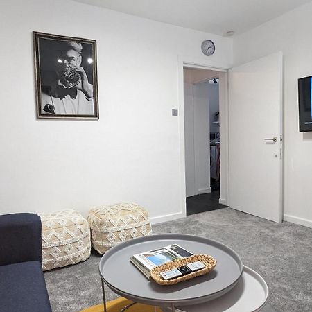 Old Compton Apartamento: Charming Retreat for Mature Guests London Exterior photo