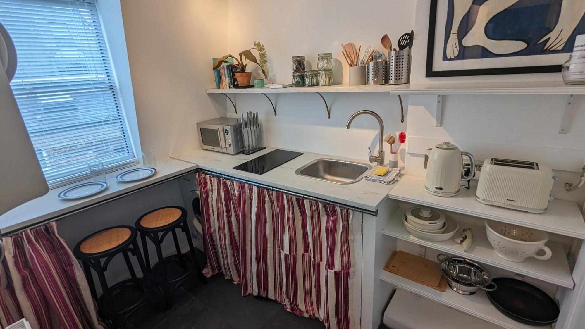 Old Compton Apartamento: Charming Retreat for Mature Guests London Exterior photo